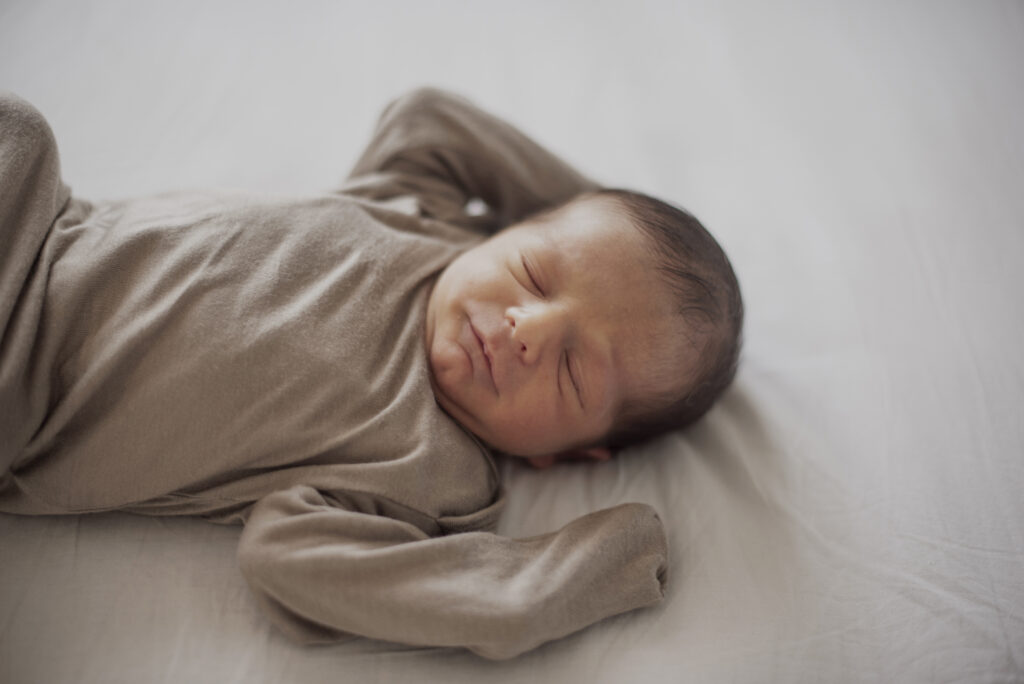 Por que o bebê não dorme? O que fazer quando o bebê não consegue dormir? É normal o bebê não dormir à noite? 