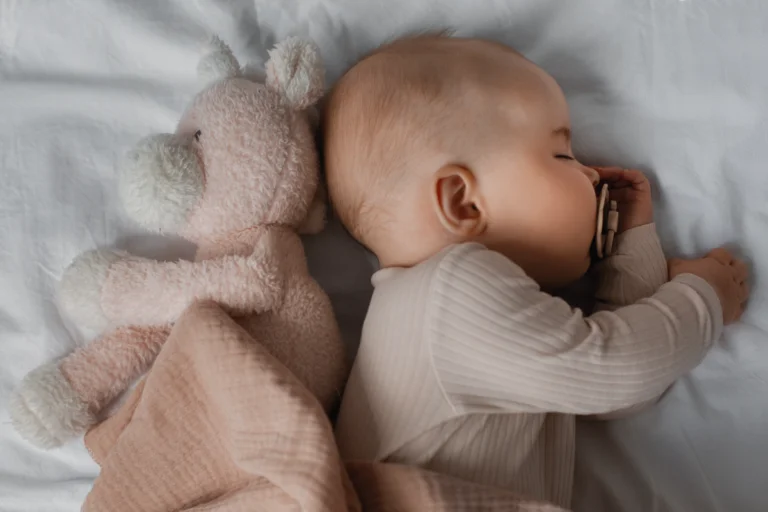 Por que o bebê não dorme? O que fazer quando o bebê não consegue dormir? É normal o bebê não dormir à noite?